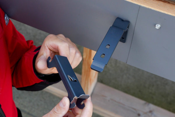 Elementy dwuczęściowego haka doczołowego - nośny oraz ruchomy